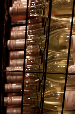 garrafas de vinho em estagio